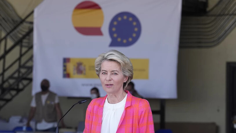 EU-Kommissionspräsidentin Ursula von der Leyen spricht im Militärflughafen Torrejon in Madrid. Von der Leyen hat am Samstag Gespräche mit den neuen Machthabern in Kabul bestätigt. Die Verhandlungen mit den militant-islamistischen Taliban bedeuteten aber…