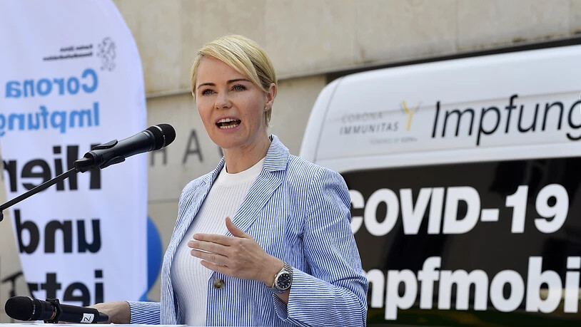 Ansprache der Zürcher Regierungsrätin und Gesundheitsdirektorin Natalie Rickli vor dem Impfmobil in Gossau (ZH).