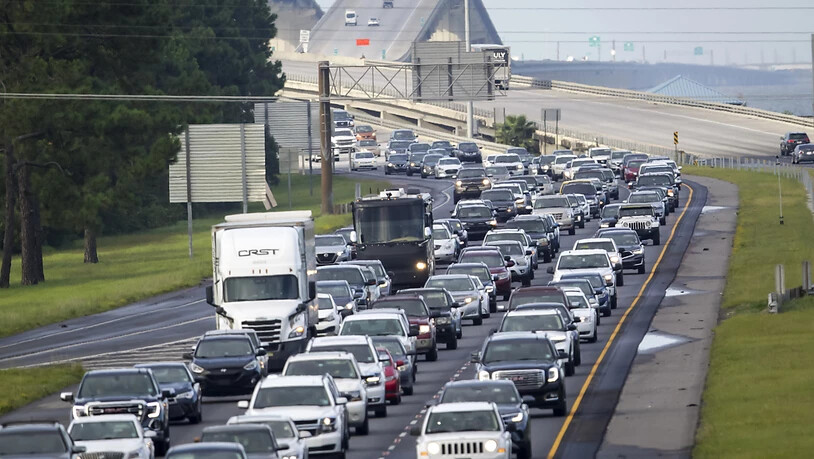 Nix wie weg - die Interstate 10 ist voll mit Evakuierten, die nach Osten fahren. Hurrikan «Ida» soll als «extrem gefährlicher großer Hurrikan» auf Land treffen. Foto: Scott Threlkeld/The Times-Picayune/The New Orleans Advocate via AP/dpa - ACHTUNG: Nur…