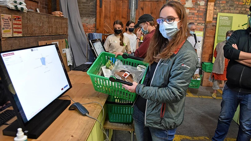Gespannt auf die etwas andere Quittung: Lisa Hämmerli von Klima Glarus sieht beim Scannen ihrer Waren, wie nachhaltig ihr Einkauf tatsächlich ist. 