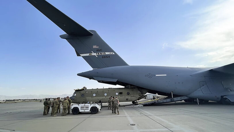 dpatopbilder - HANDOUT - Ein Transporthubschrauber des US-Militärs wird auf dem Kabuler Flughafen in ein Militärtransportflugzeug verladen. Foto: Uncredited/Department of Defense/AP/dpa - ACHTUNG: Nur zur redaktionellen Verwendung und nur mit…
