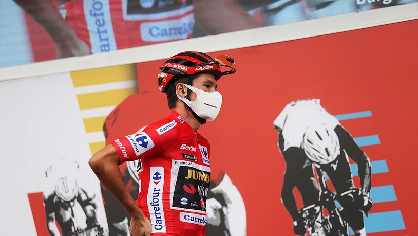 Primoz Roglic läuft im roten Trikot, das er bis zum Schluss der Vuelta kaum mehr hergeben wird, zur Siegerehrung.