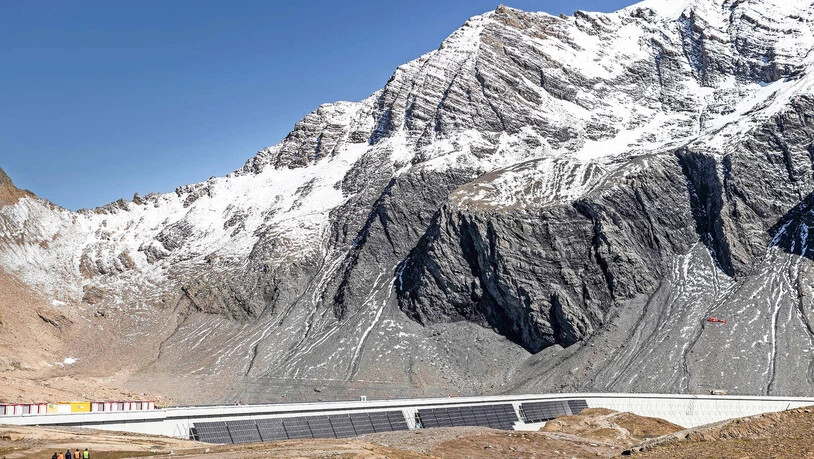 Etwas Verzug: Etwa ein Drittel der einen Kilometer langen Staumauer am Muttsee ist bereits mit Solarpanels eingekleidet. Bilder: Sasi Subramaniam