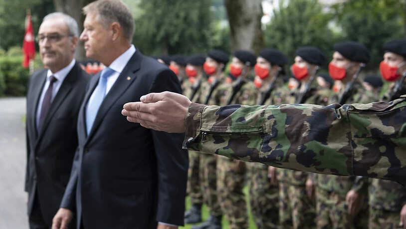Empfang mit militärischen Ehren und Schutzmasken: Bundespräsident Guy Parmelin mit dem rumänischen Präsidenten Klaus Iohnannis (rechts) im Landgut Lohn bei Bern.
