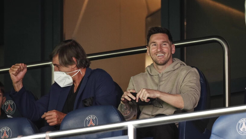Lionel Messi verfolgt die Partie im Pariser Parc des Princes gut gelaunt von der Tribüne aus