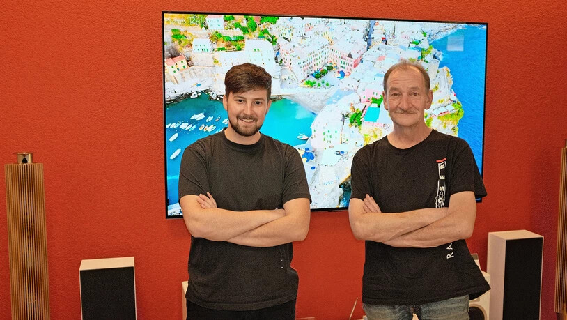 Beratung für mehr als einen Anbieter: Dario Fischli (links) und Gebhard Dux helfen im Fachgeschäft in Glarus, das passende Angebot für den Telekommunikationsanschluss zu finden.