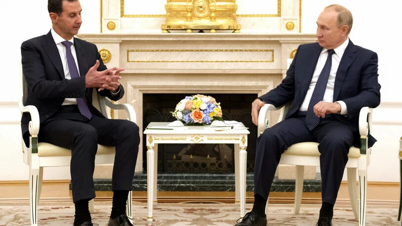 HANDOUT - Ein vom Kreml am 14.09.2021 zur Verfügung gestelltes Bild zeigt Wladimir Putin (r), Präsident von Russland, bei einem Treffen mit Baschar al-Assad, Präsident von Syrien, im Kreml. Foto: -/Kreml/dpa - ACHTUNG: Nur zur redaktionellen Verwendung…