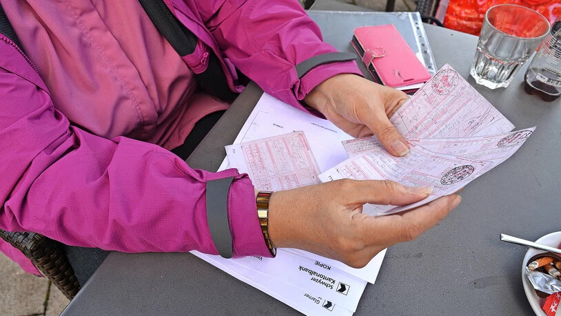 Ein Scherbenhaufen: Rosmarie* zeigt die Einzahlungsscheine und Bankdokumente, mit denen sie ein Vermögen überwiesen hat.