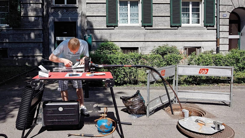 Fingerspitzengefühl: Dieser Arbeiter installiert ein dickes Glasfaserkabel im Zoo Zürich. Für einen durchschnittlichen Haushalt reichen allerdings vier Glasfasern, die so dünn wie ein menschliches Haar sind.