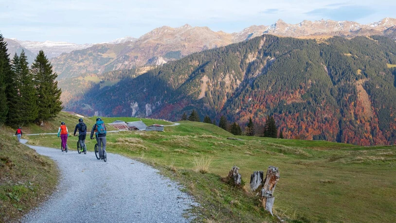 Die Aussicht lässt sich auch auf den Zweirädern geniessen.