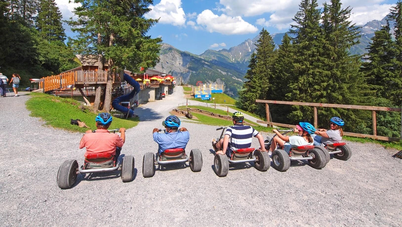 Wer lieber auf mehr Rädern unterwegs ist, kann auch auf ein Mountaincart steigen – einer Mischung zwischen Gokart und Rodeln.