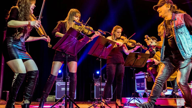 Mister Gotthard Leo Leoni und die Glarner Geigerin Barbara Kubli spielen zusammen. 