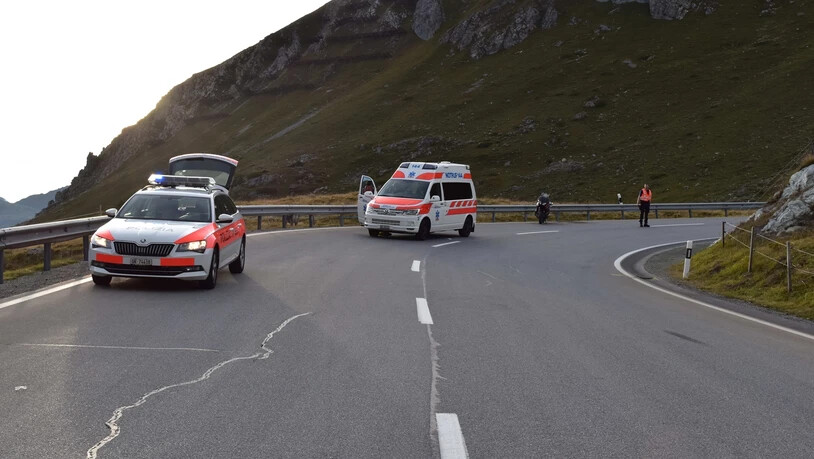 Eine Töfffahrerin ist in Bivio in eine Leitplanke gefahren.