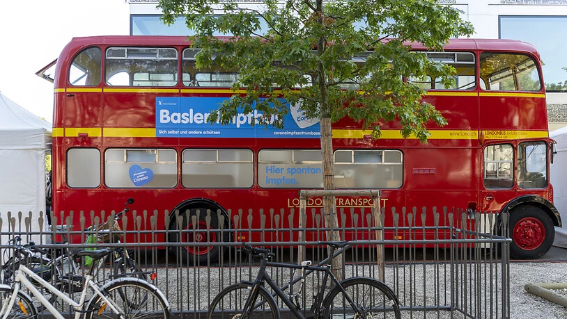 Der umgebaute doppelstöckige Impfbus in Basel ist vor allem bei Jugendlichen beliebt, eine der Zielgruppe der Impfkampagnen in den Kantonen. (Archivbild)