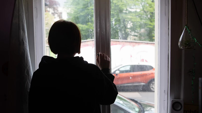 ARCHIV - ILLUSTRATION - Eine Jugendliche blickt aus einem Fenster. Die Pandemie hat bei Kindern und Jugendlichen in England deutliche Spuren bei der psychischen Gesundheit hinterlassen. Foto: Paul Zinken/dpa