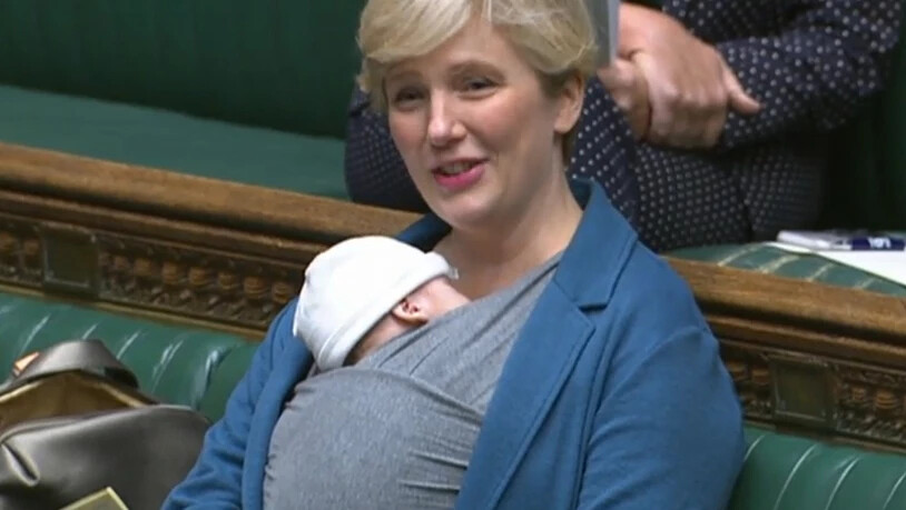 HANDOUT - Stella Creasy, Labour-Abgeordnete aus Großbritannien, bringt ihr neugeborenes Baby mit ins Parlament und möchte so ein Zeichen für Mütter setzen. Foto: House Of Commons/PA Wire/dpa - ACHTUNG: Nur zur redaktionellen Verwendung im Zusammenhang…