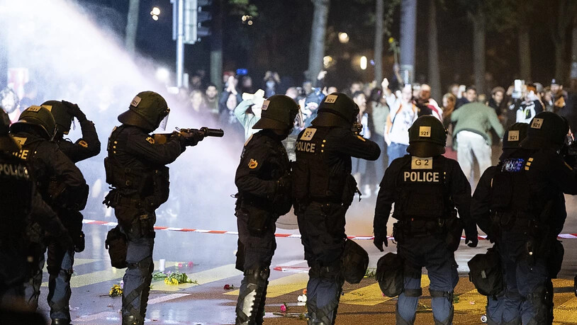 Die Polizei in Bern setzte Wasserwerfer und Gummischrot gegen Demonstranten einer unbewilligten Kundgebung gegen die Corona-Massnahmen ein.