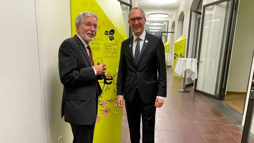 Zu Besuch in der Bundesstadt: Johannes Flury, Präsident der Lia Rumantsch (links) und Regierungsrat Christian Rathgeb bei der Eröffnung der Wanderausstellung im Haus der Kantone.