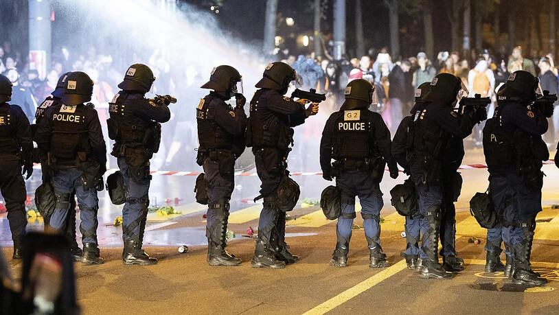 Die Kantonspolizei Bern musste am Donnerstagabend erneut Gummischrot und Wasserwerfer einsetzen, um einen Marsch auf das Bundeshaus zu verhindern.