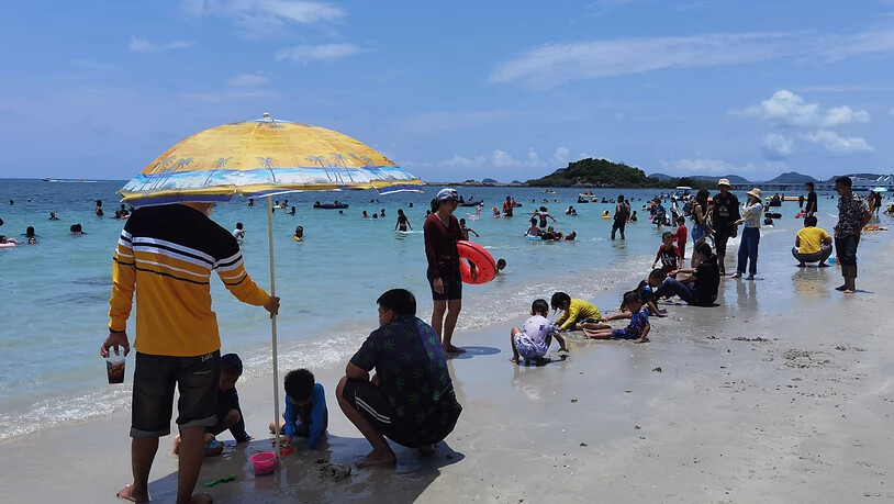 ARCHIV - Menschen genießen die Zeit am Strand von Chonburi in Thailand. Um den am geschwächten Tourismussektor wiederzubeleben, setzen die thailändischen Behörden jetzt auf Gäste aus Indien, teilte die Zeitung «Bangkok Post» mit Berufung auf die Vize…