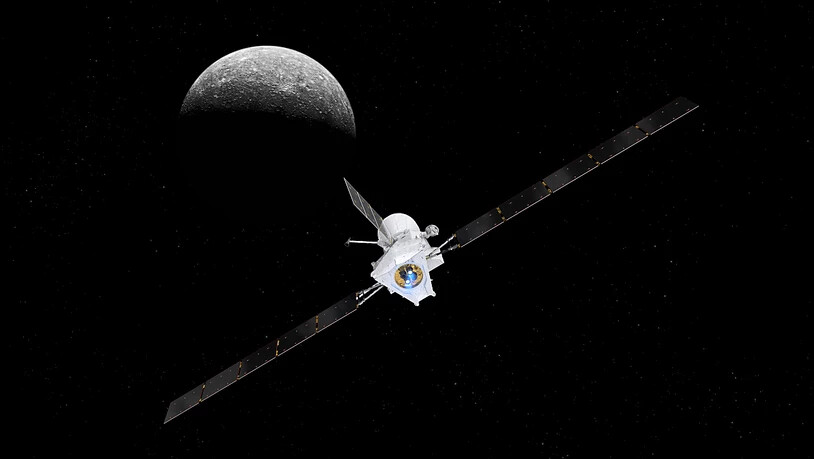 Eine künstlerische Darstellung der Raumsonde "BepiColombo" mit Merkur im Hintergrund. Am Freitag wird die Sonde das erste Mal an diesem Planeten vorbeifliegen.