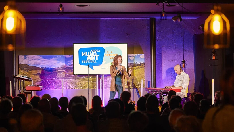 Die Walliser Sängerin Sina trat am Arosa Mundartfestival 2020 auf. 