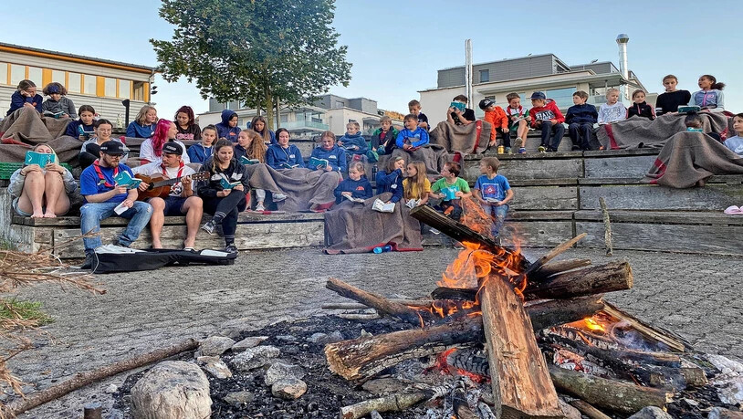 Feuer und Flamme für Jugendliche und Kinder: Die Glarnerinnen und Glarner haben der Pfadi Rauti und dem Blauring Näfels 8000 Franken gespendet.