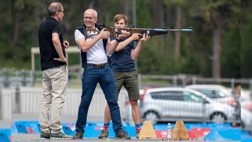 Vor der Winteruniversiade: Geschäftsführer Urs Hunkeler (Mitte) testet schon einmal den Schiessstand in der Biathlonarena. 