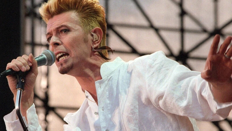 ARCHIV - Der britische Musiker David Bowie tritt beim Festival "Go Bang" auf dem Lübecker Flughafen Blankensee auf. Foto: Markus_Beck/dpa