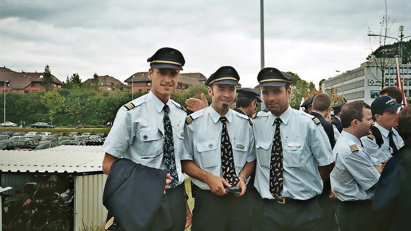 Ungerecht behandelt: Thomas Walt (Mitte) und seine Kollegen von der Swissair nehmen an der Demonstration vom 4. Oktober 2001 vor der UBS-Filiale teil.