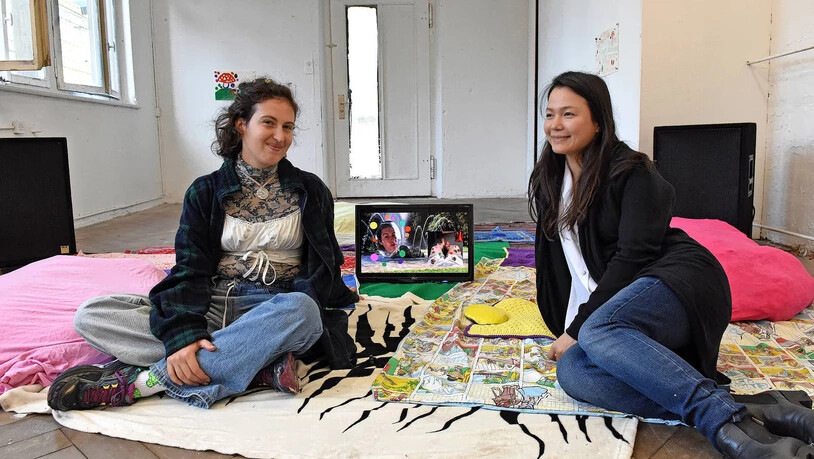 Verdichtete Glücksmomente: Sivan Lavie (links) und Nicolette Hsu präsentieren in Glarus ihre multimediale Zusammenarbeit.