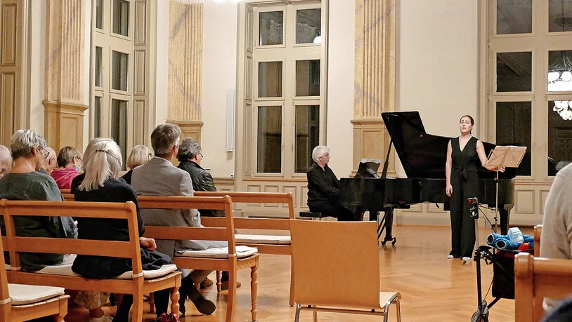 Uraufführung: Andreas Gohl begleitet Sängerin Julia Weber am Flügel.