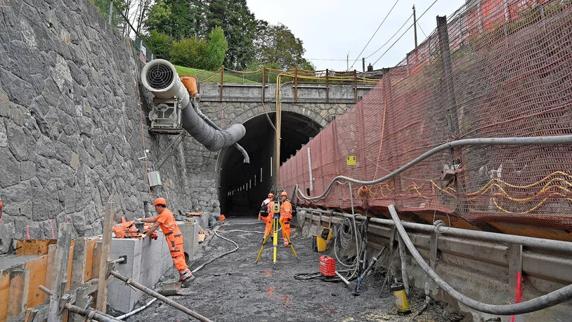 Provisorische Abtrennung: Während die Züge hinter der roten Abtrennung in verlangsamtem Tempo fahren, wird auf der linken Seite die Sohle der Fahrspur abgesenkt.