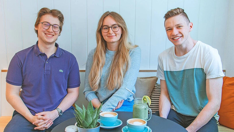 Gianmarco Hodel (links), Venus Mijatovic und Michael Jakober haben   in Glarus das Café «Juice 1» eröffnet.