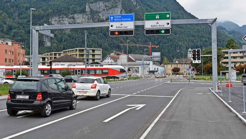 Lange Wartezeiten: An der Ampel bei der Stichstrasse in Näfels können die Autofahrer bei geschlossener Barriere nicht nach links abbiegen, obwohl es möglich scheint.