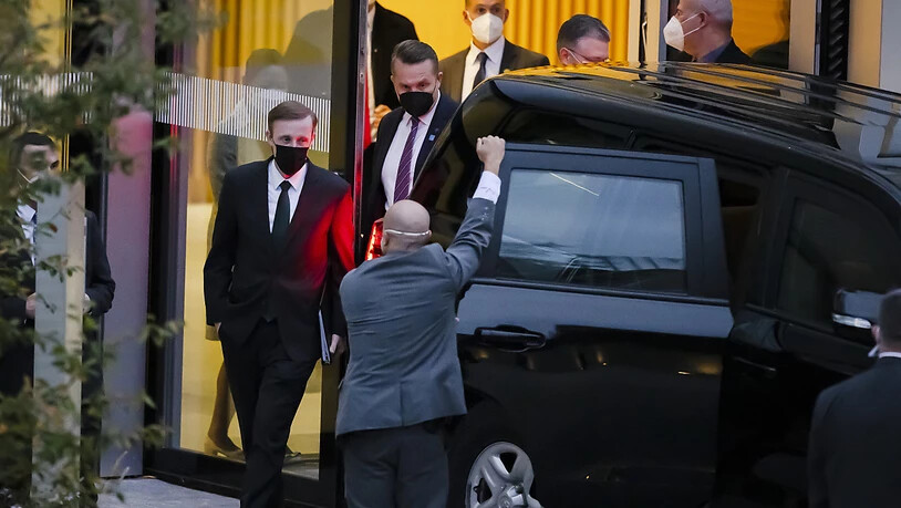 Jake Sullivan (links), nationaler Sicherheitsberater der USA, und seine Delegation beim Verlassen des Hotels Hyatt am Zürcher Flughafen.
