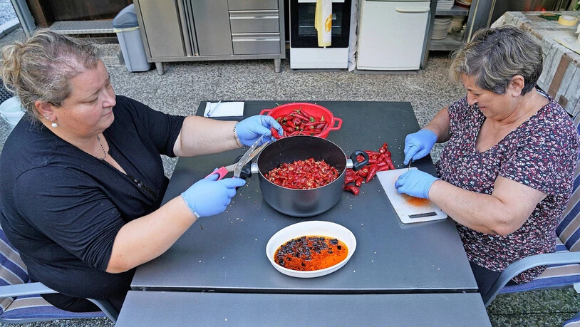 Ohne Handschuhe geht es nicht: Cinzia und Maria Di Leo bei der Zubereitung der scharfen Peperoncini-Sauce.