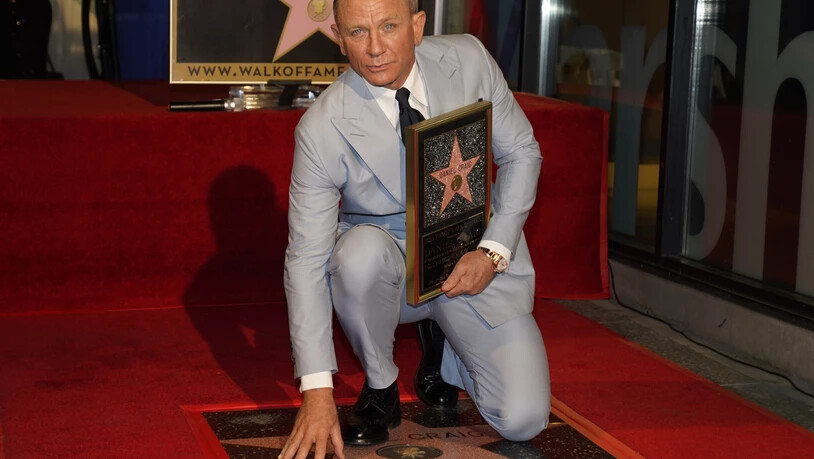dpatopbilder - Daniel Craig posiert auf seinem neuen Stern auf dem Hollywood Walk of Fame während einer Zeremonie zu seinen Ehren. Der James-Bond-Darsteller sagte am Mittwochabend (Ortszeit), es mache ihn sehr glücklich, auf dem Bürgersteig von all…
