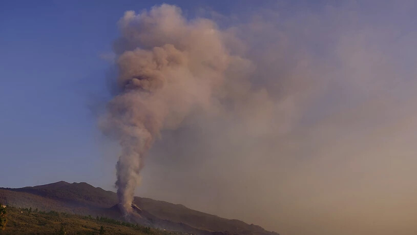 Lava fließt aus dem Vulkan auf der Kanareninsel La Palma. Seit der Vulkan in der Cumbre Vieja im Süden der Insel am 19. September erstmals nach 50 Jahren wieder aktiv wurde, hat die Lava schon mehr als 1000 Gebäude zerstört, davon 880 Wohnhäuser. Foto:…