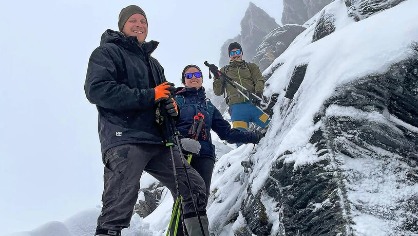 Die Kistenpasshütte ist eingewintert: Hüttenwart Stöff Tresch (vorne) und Hüttenwartin Michaela Hug steigen mit einem Gast ins Tal ab.