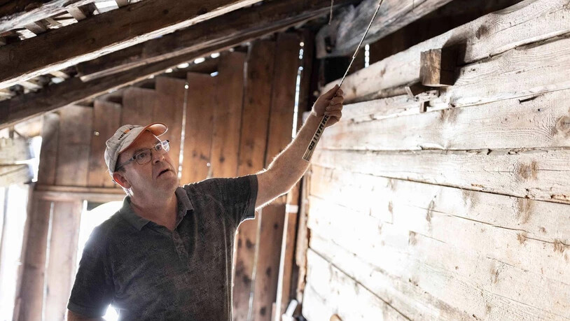 «Das ist echte Zimmerarbeit»: Bauleiter Roger Fischli ist beeindruckt von der Arbeit seiner Vorgänger.