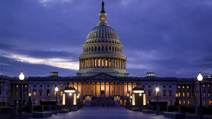 Das Licht in der Kuppel des Kapitols leuchtet und zeigt an, dass die Arbeit im Kongress weitergeht. Foto: J. Scott Applewhite/AP/dpa