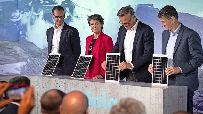 Wirtschaft und Politik: Christoph Brand (Axpo), Bundesrätin Simonetta Sommaruga, Mario Irmiger (Denner) und Claus Schmidt (IWB) schalten «Alpinsolar» im Hotel «Tödi» symbolisch ein.