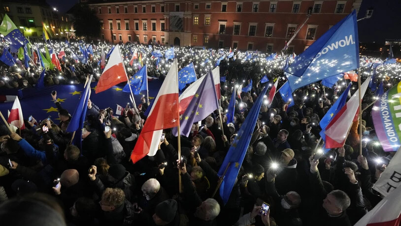 Menschen demonstrieren für die polnische EU-Mitgliedschaft in Warschau. Foto: Czarek Sokolowski/AP/dpa