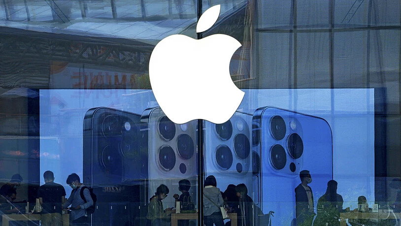 Apple muss die Produktion von iPhones einschränken - es fehlen Computerchips, die für die Herstellung der Handys benötigt werden. (Archivbild)