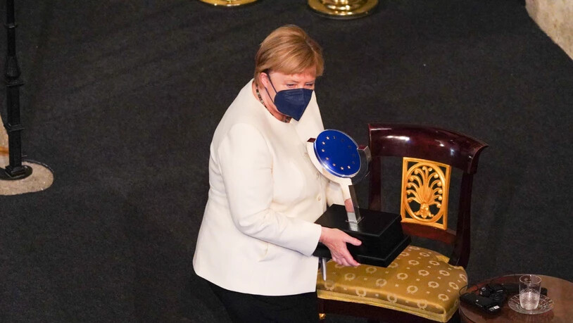 Bundeskanzlerin Angela Merkel (CDU) hält den Europapreis Karl V. Bundeskanzlerin Angela Merkel ist von Spaniens König mit dem diesjährigen Europapreis Karl V. ausgezeichnet worden. Foto: Manuel Ángel Laya/EUROPA PRESS/dpa