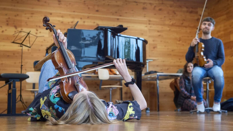 An den Internationalen Jugendmusiktagen in Flims haben junge Talente diese Woche an ihrem Violinspiel gefeilt – und das teilweise in ungewöhnlicher Pose. 