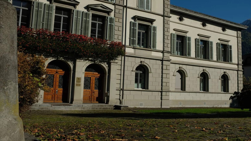 Unter freiem Himmel: Vor dem Portal des Gerichtshauses wird für einmal eine kurze Gerichtsverhandlung abgehalten. Das Foto entstand vorher, Fotografieren während der Verhandlungen ist auch draussen verboten.