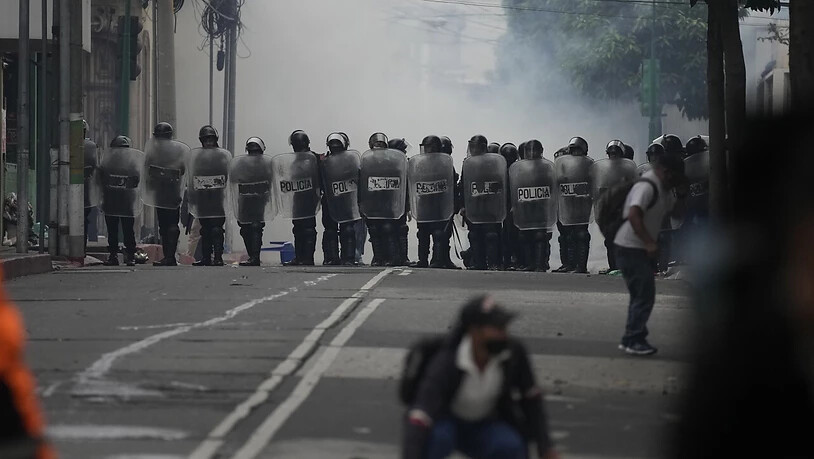 Aufgebrachte Veteranen haben bei einer Demonstration vor dem Kongress in Guatemala-Stadt randaliert. Foto: Moises Castillo/AP/dpa
