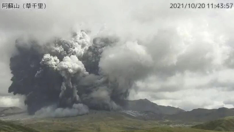 Der Vulkan Aso im Südwesten Japans ist ausgebrochen. Die von einer Überwachungskamera aufgenommenen Fotos, von der Japanischen Meteorologischen Agentur, zeigen eine riesige Rauchwolke. Foto: --/Japan Meteorological Agency via AP/dpa